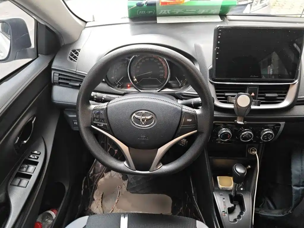 Toyota Yaris L — фото 3