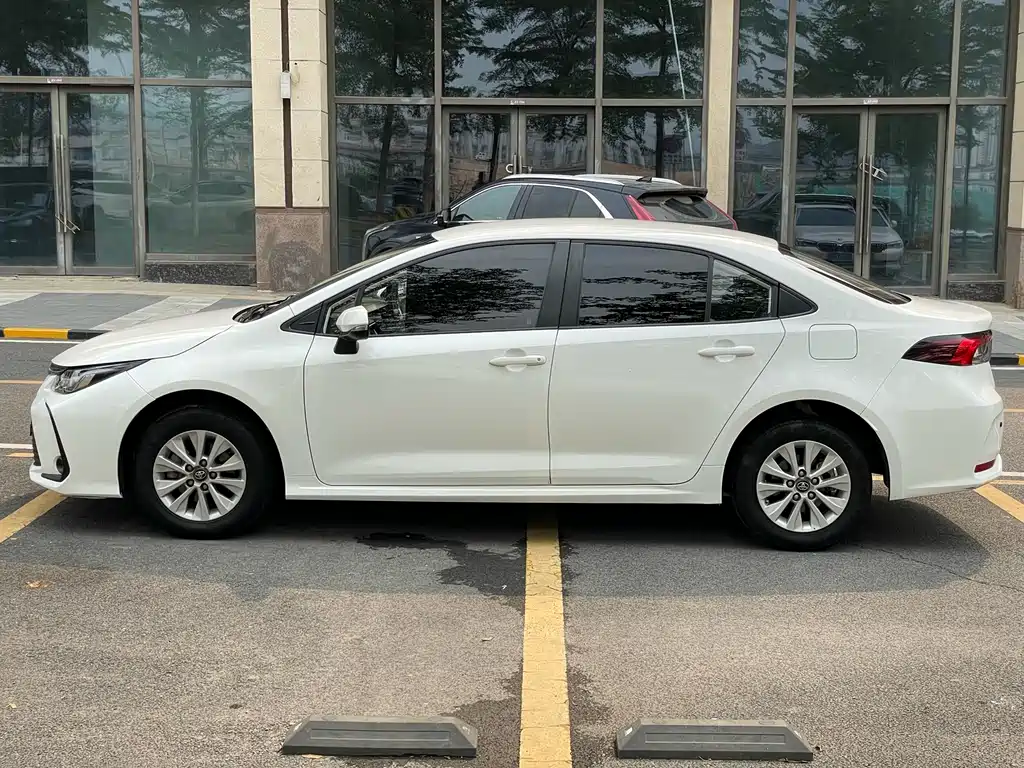 Toyota Corolla — фото 8