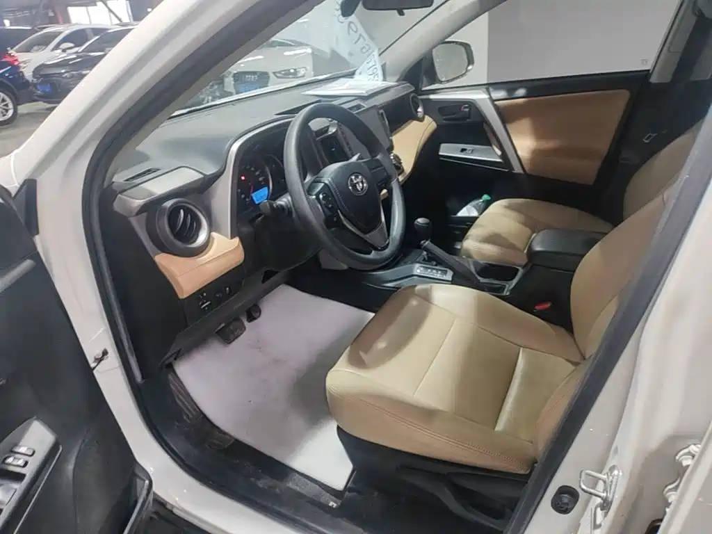 Toyota RAV4 — фото 11