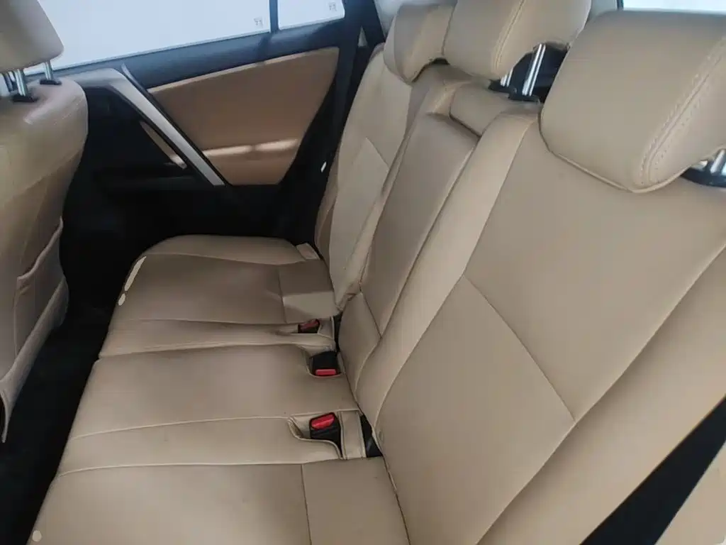 Toyota RAV4 — фото 13