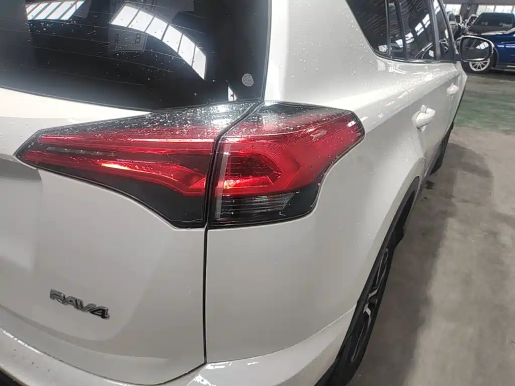 Toyota RAV4 — фото 24