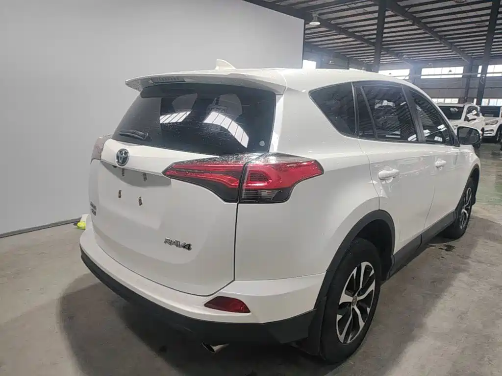 Toyota RAV4 — фото 5