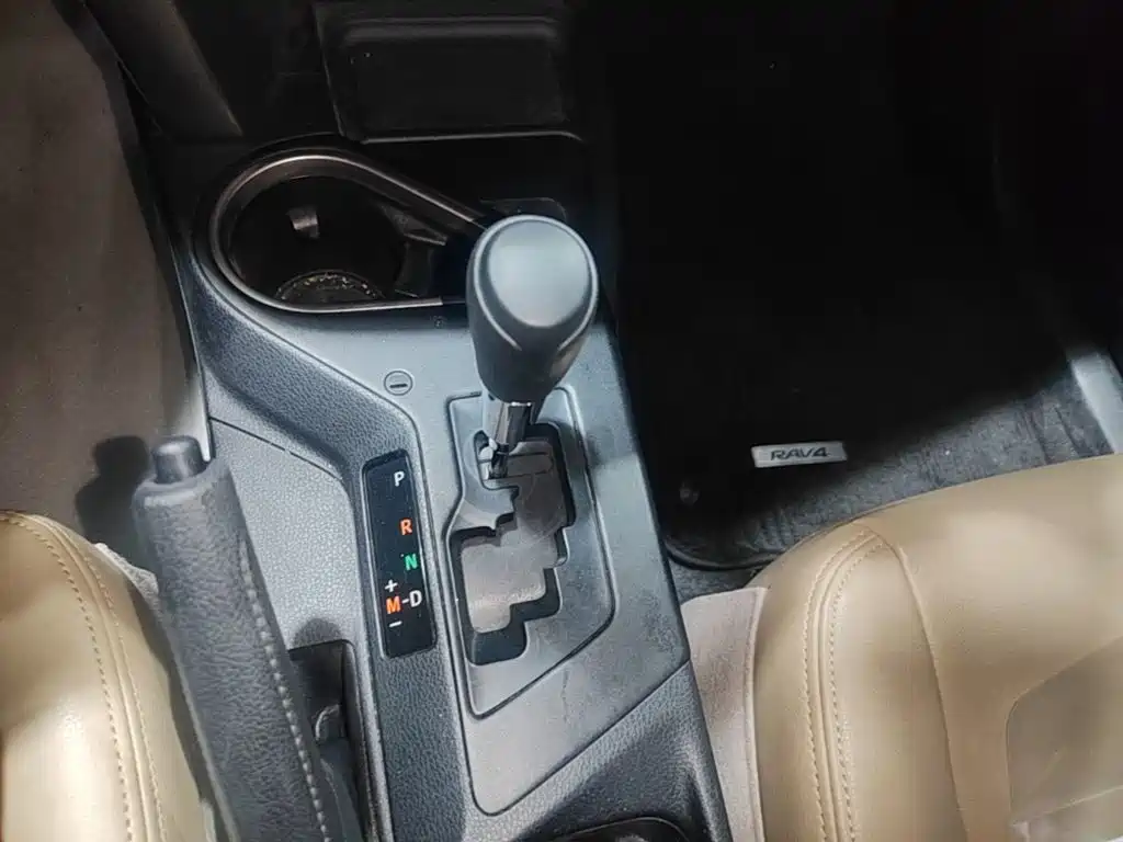 Toyota RAV4 — фото 10