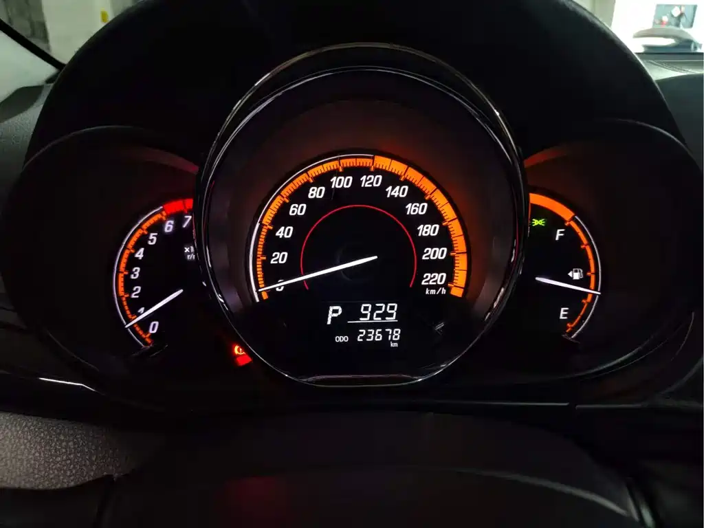 Toyota Yaris L — фото 17