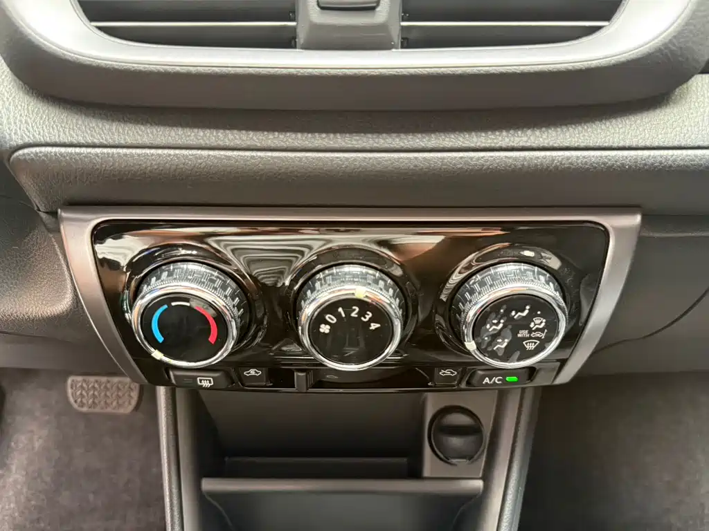 Toyota Yaris L — фото 13