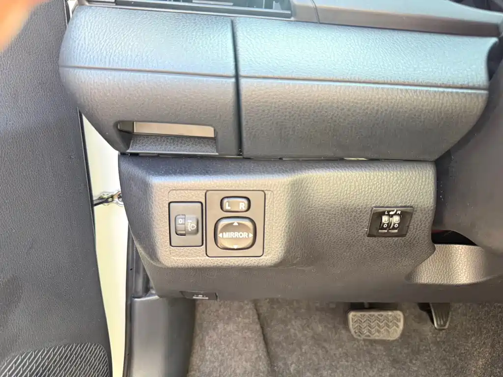 Toyota Yaris L — фото 15