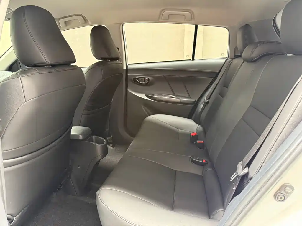 Toyota Yaris L — фото 10
