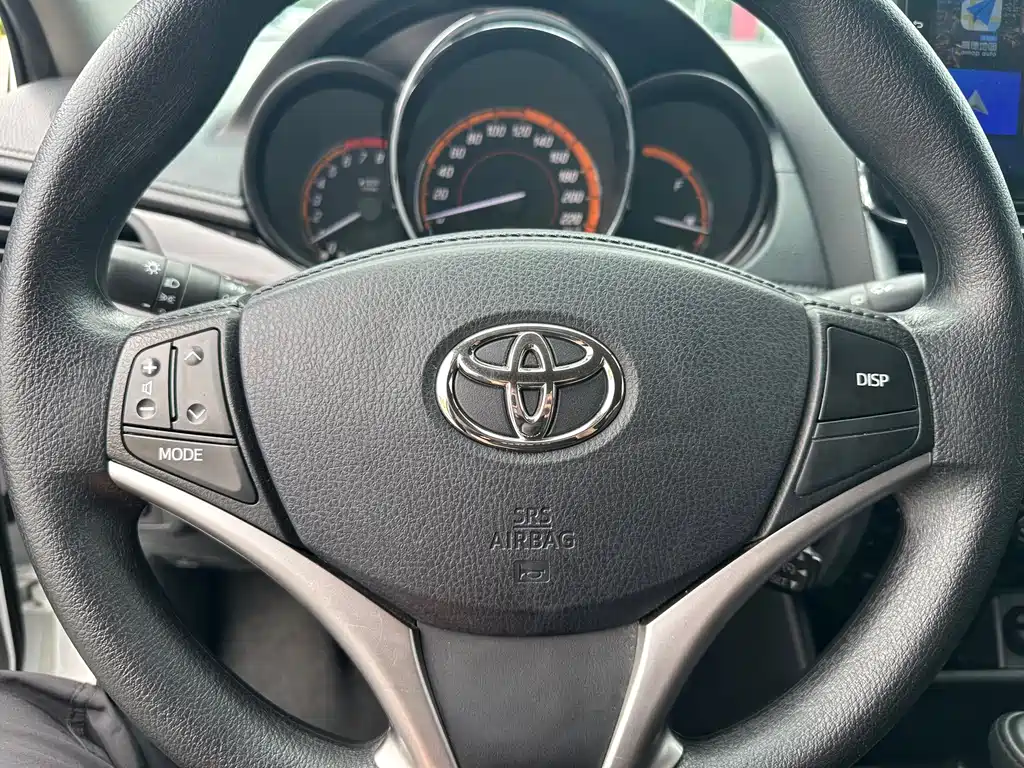 Toyota Yaris L — фото 14