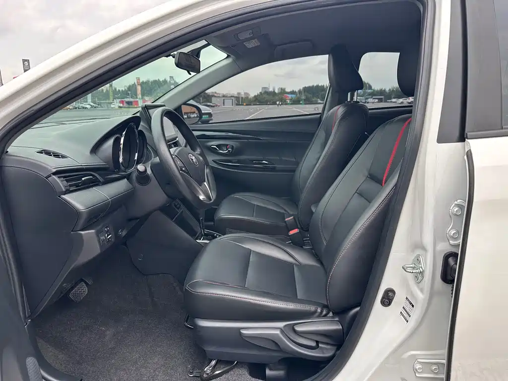 Toyota Yaris L — фото 4