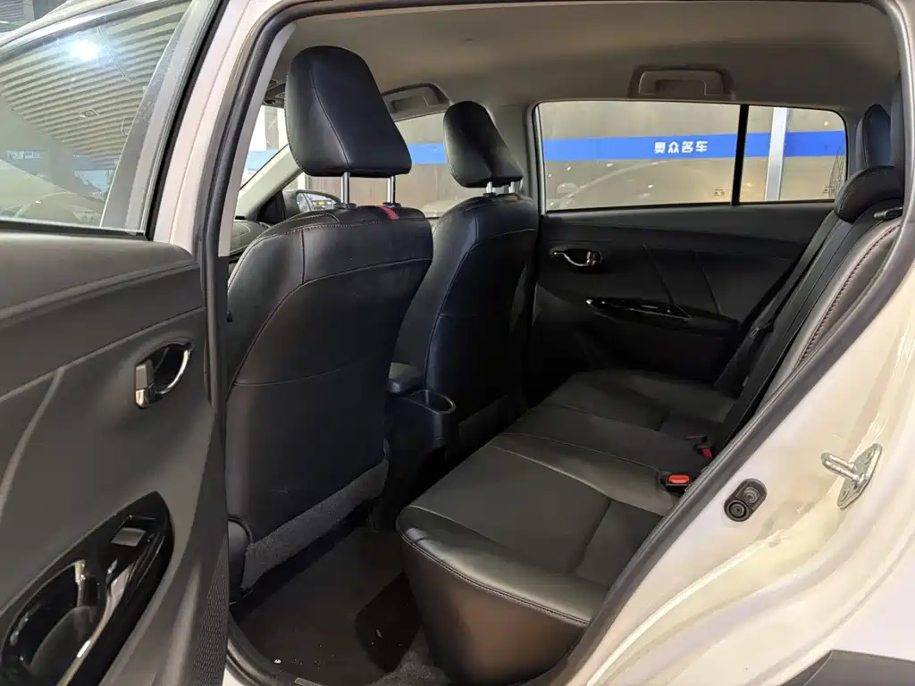 Toyota Yaris L — фото 4