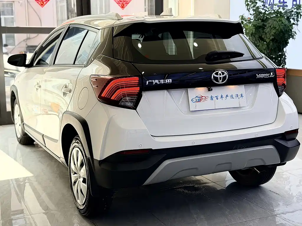 Toyota Yaris L — фото 8