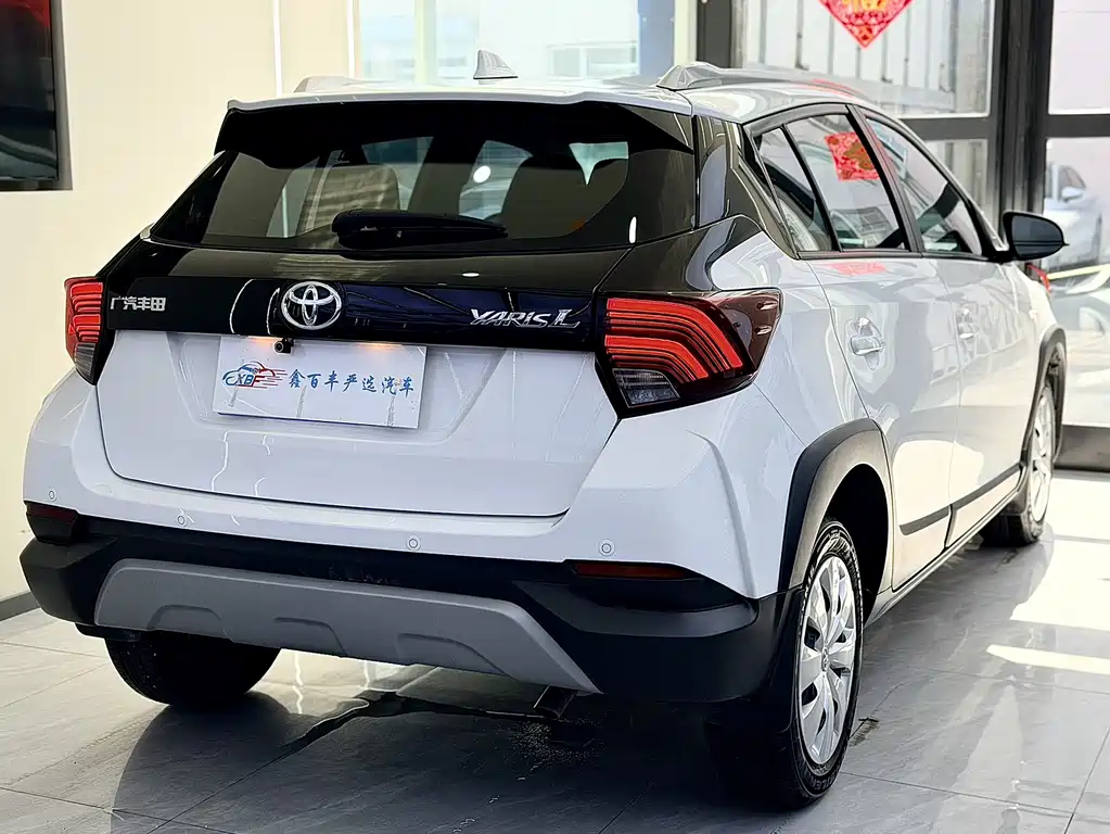 Toyota Yaris L — фото 10