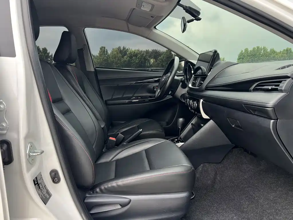 Toyota Yaris L — фото 11