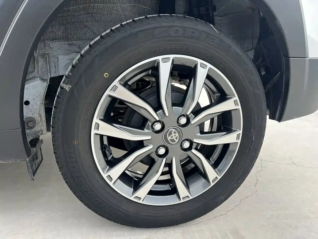 Toyota Yaris L — фото 17