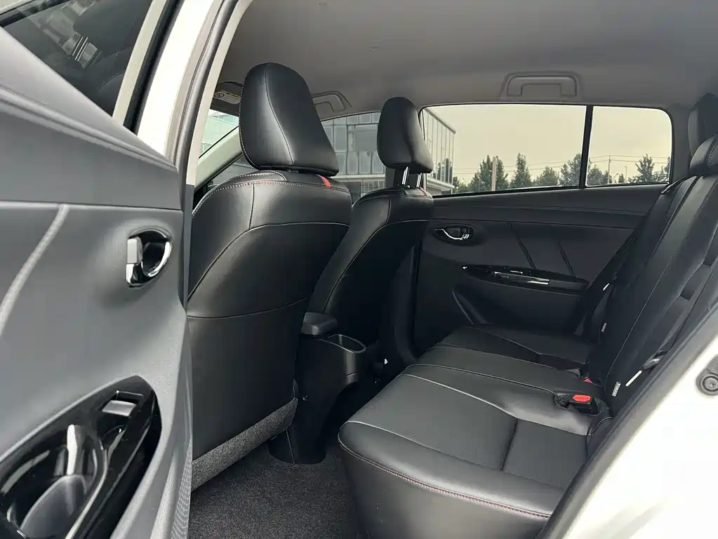Toyota Yaris L — фото 9