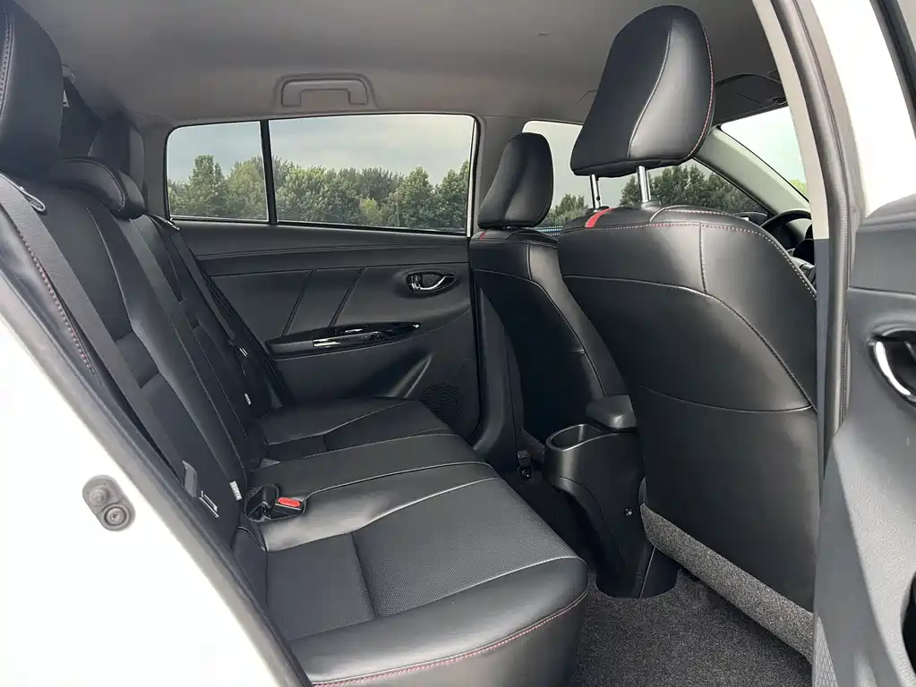 Toyota Yaris L — фото 10