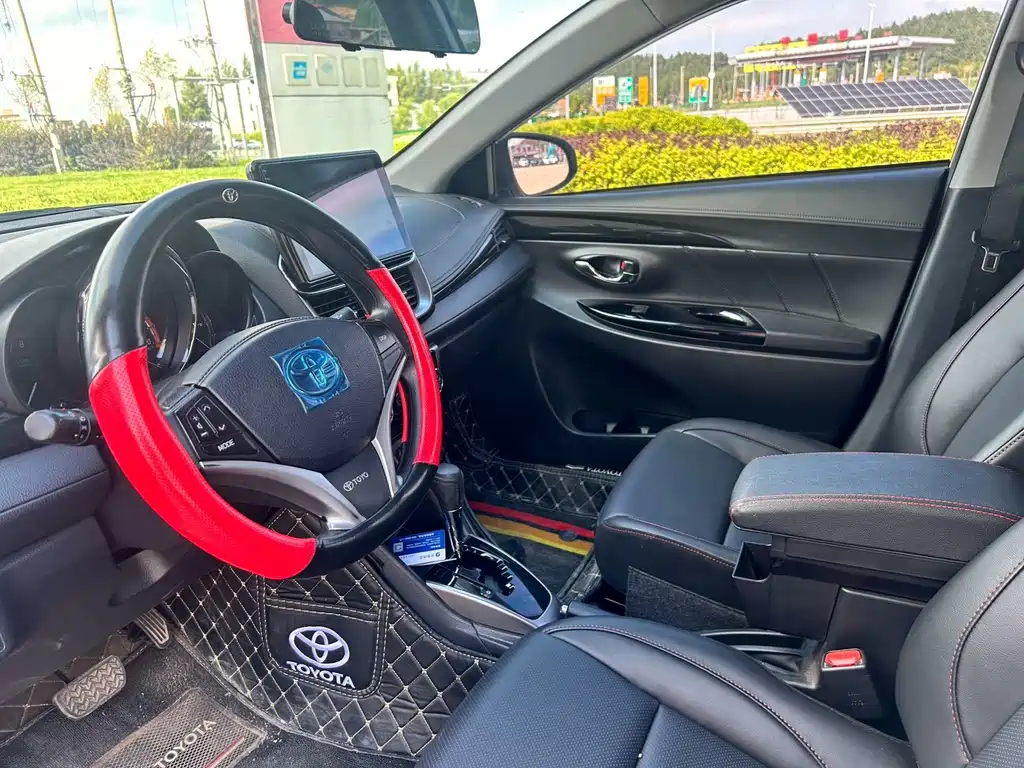 Toyota Yaris L — фото 11