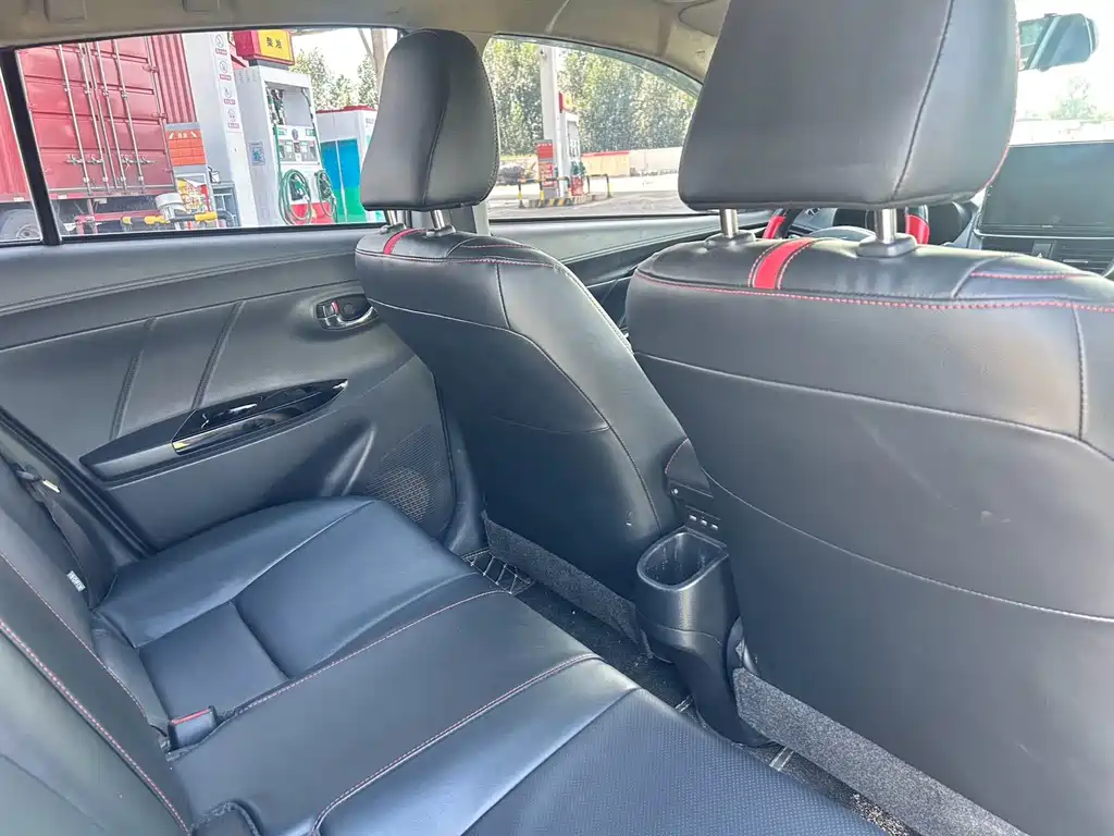 Toyota Yaris L — фото 14