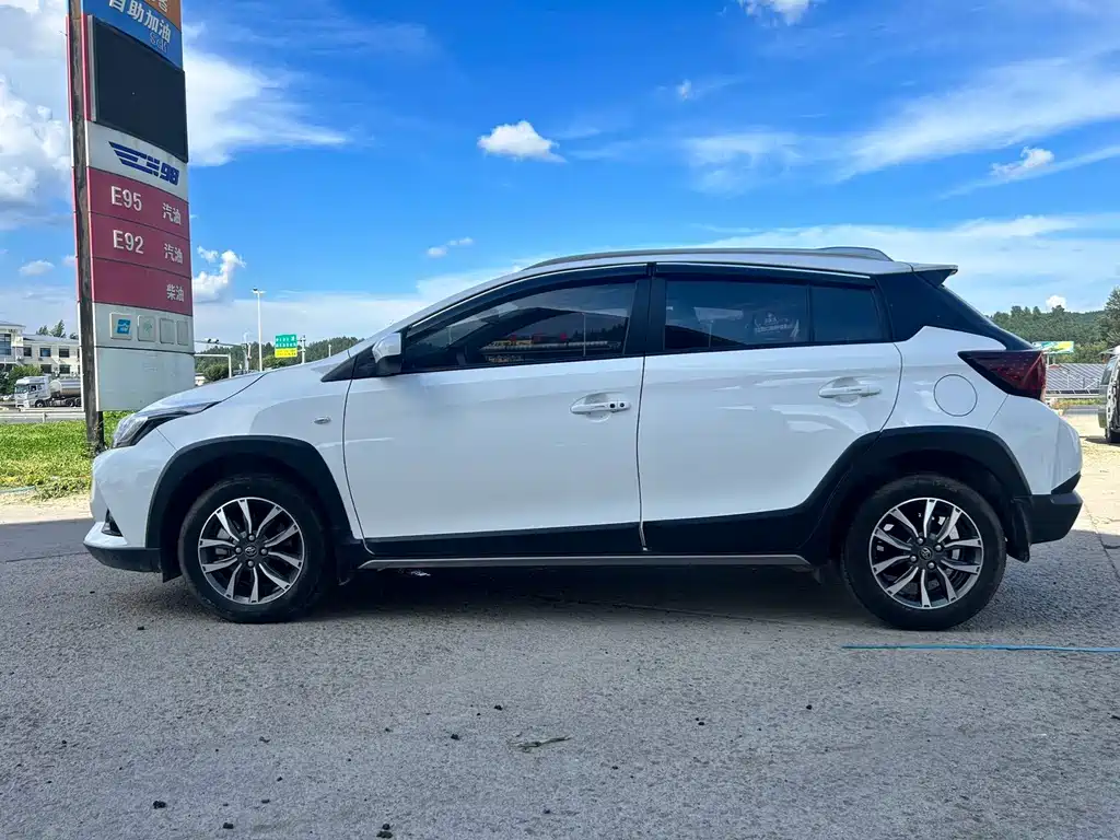 Toyota Yaris L — фото 4
