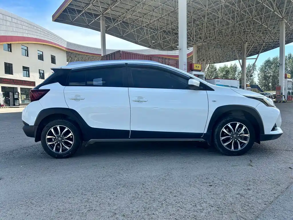 Toyota Yaris L — фото 5
