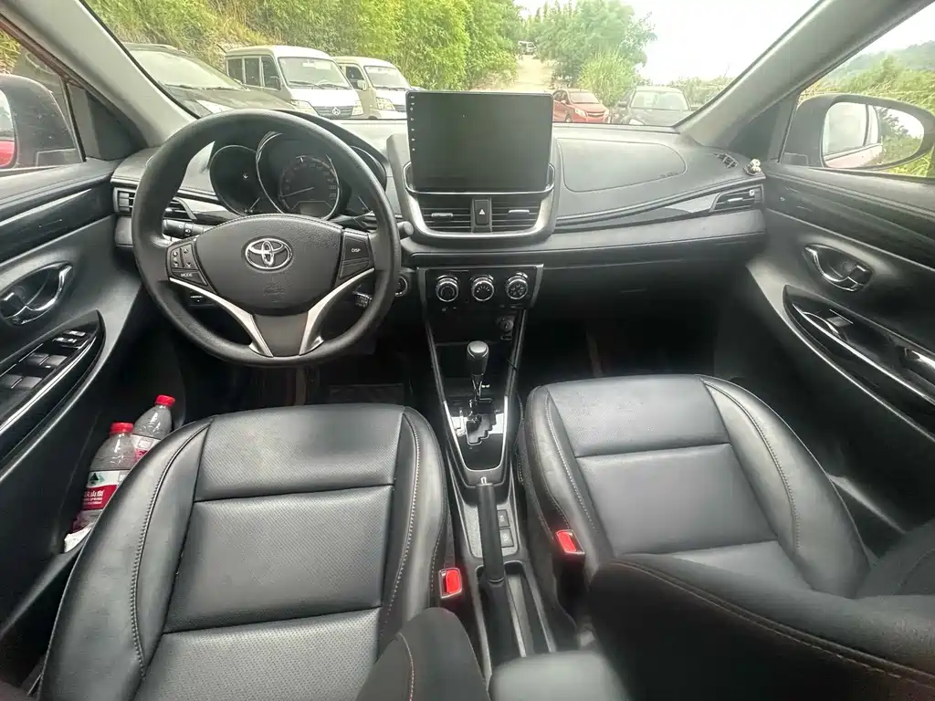 Toyota Yaris L — фото 3