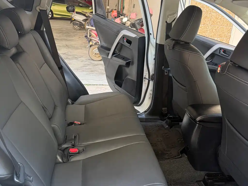 Toyota RAV4 — фото 11
