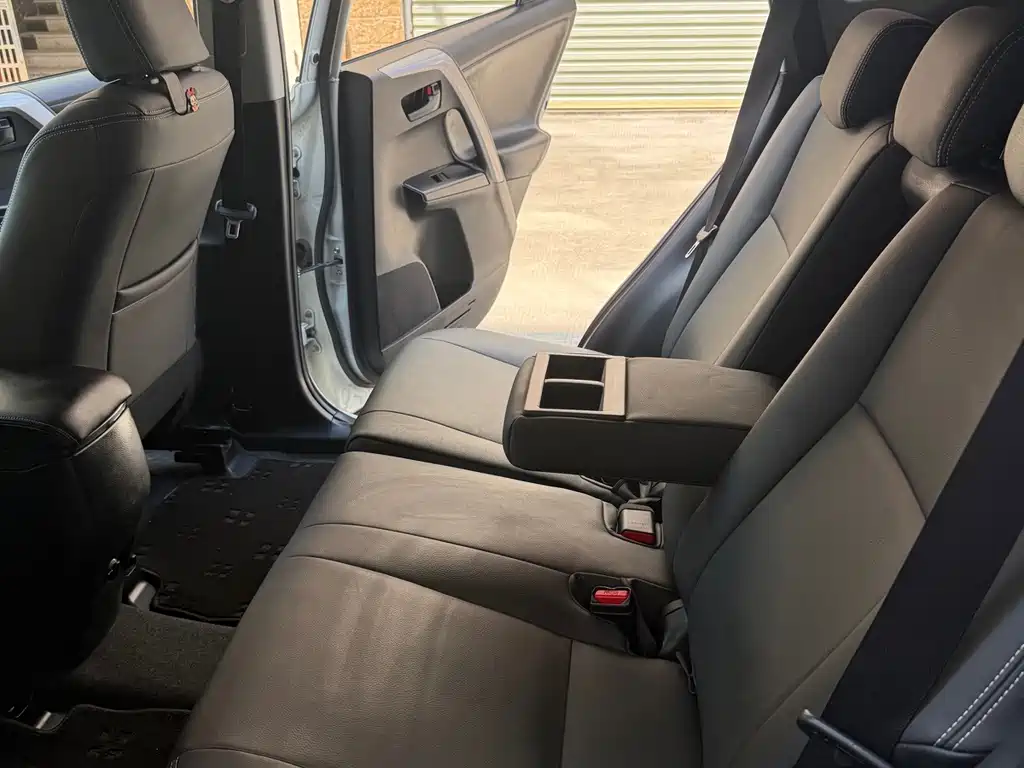 Toyota RAV4 — фото 12