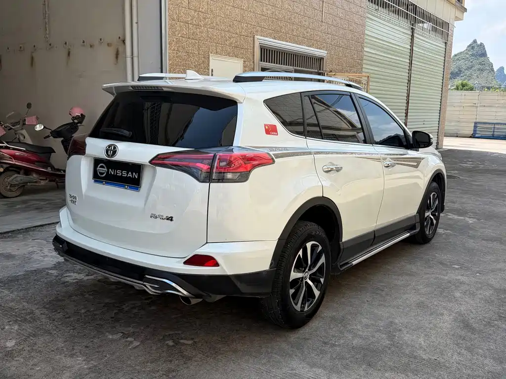 Toyota RAV4 — фото 4