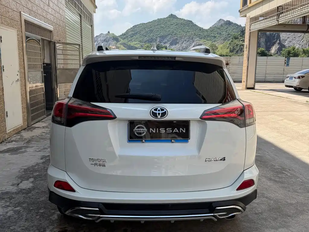 Toyota RAV4 — фото 5