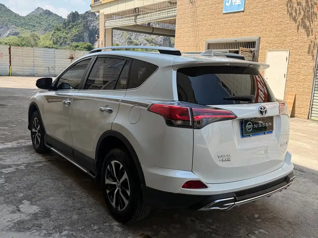 Toyota RAV4 — фото 6