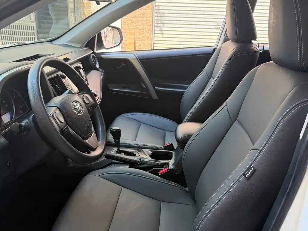 Toyota RAV4 — фото 7