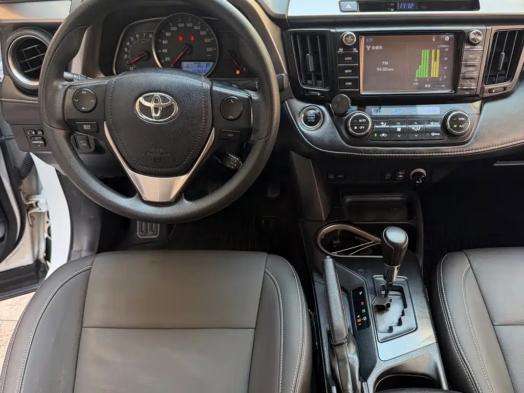 Toyota RAV4 — фото 8