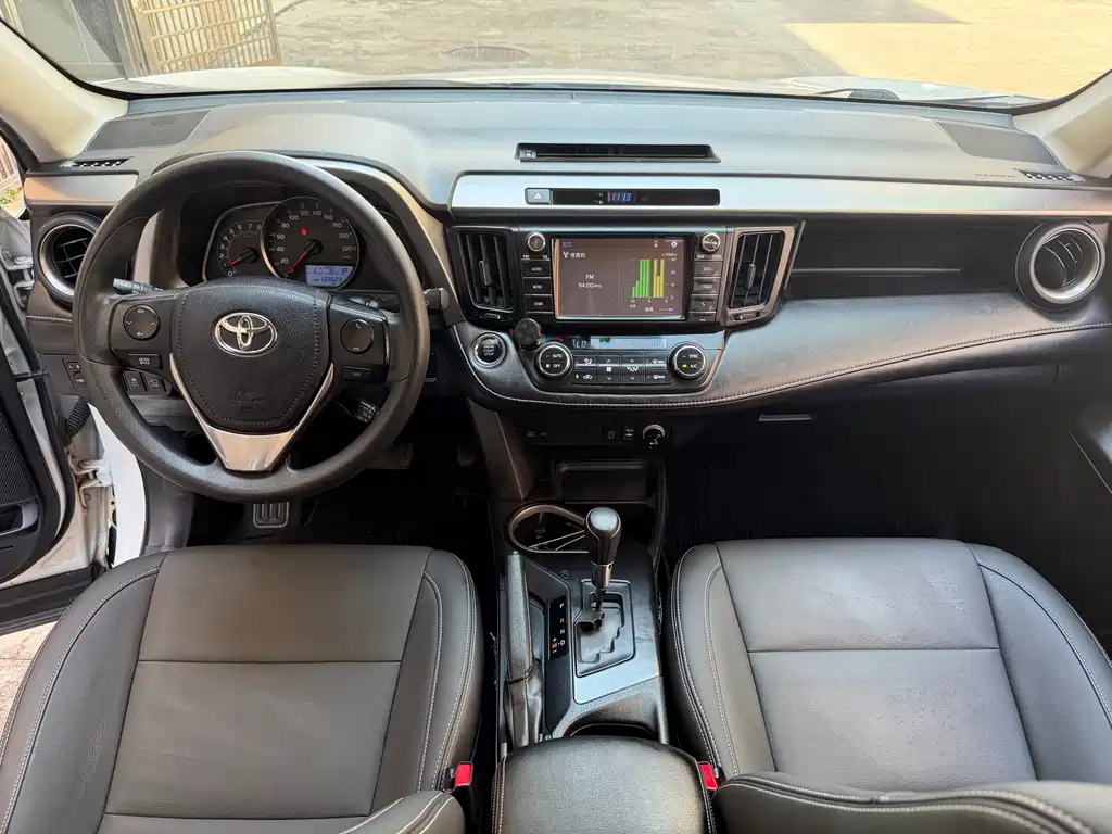 Toyota RAV4 — фото 9