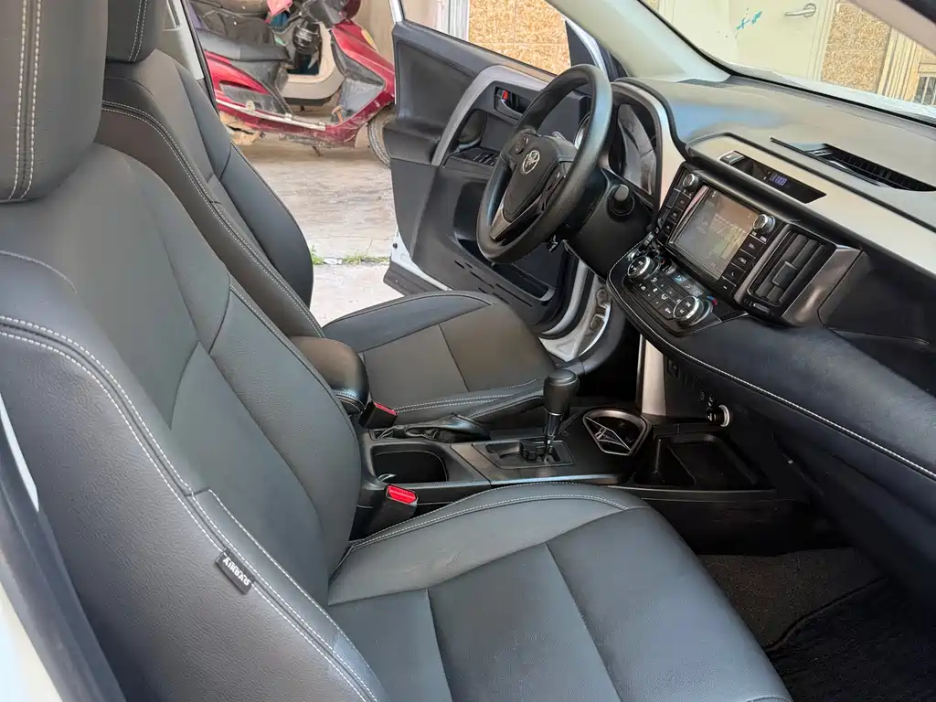 Toyota RAV4 — фото 10