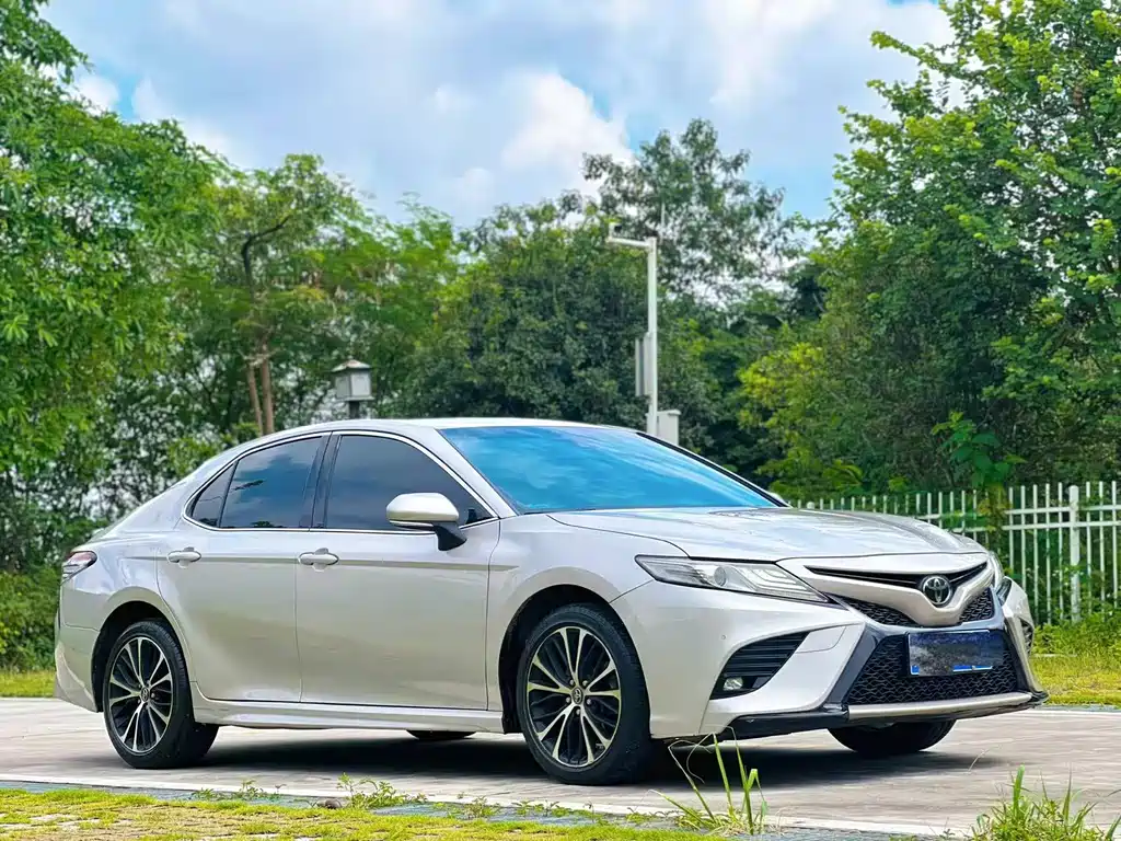 Toyota Camry — фото 2