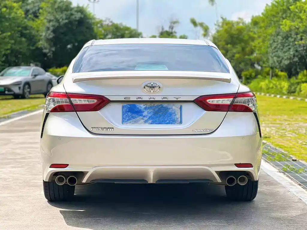 Toyota Camry — фото 5
