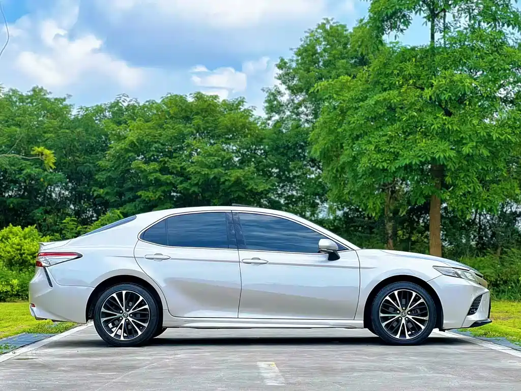 Toyota Camry — фото 6