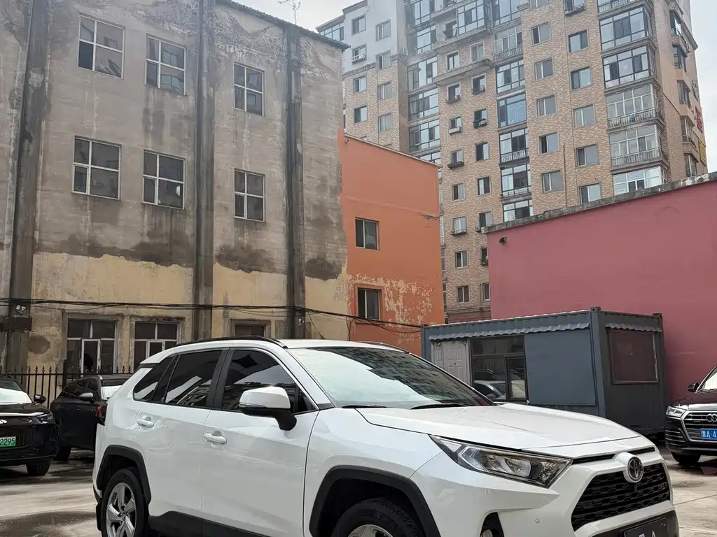 Toyota RAV4 — фото 3