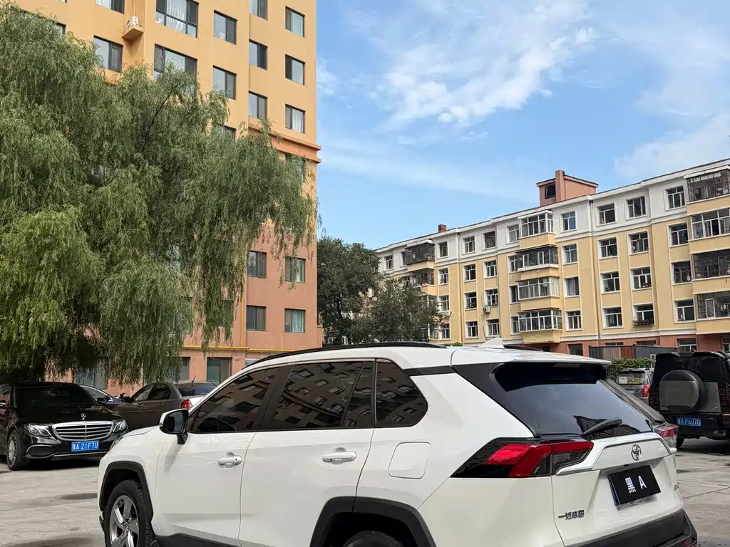 Toyota RAV4 — фото 7