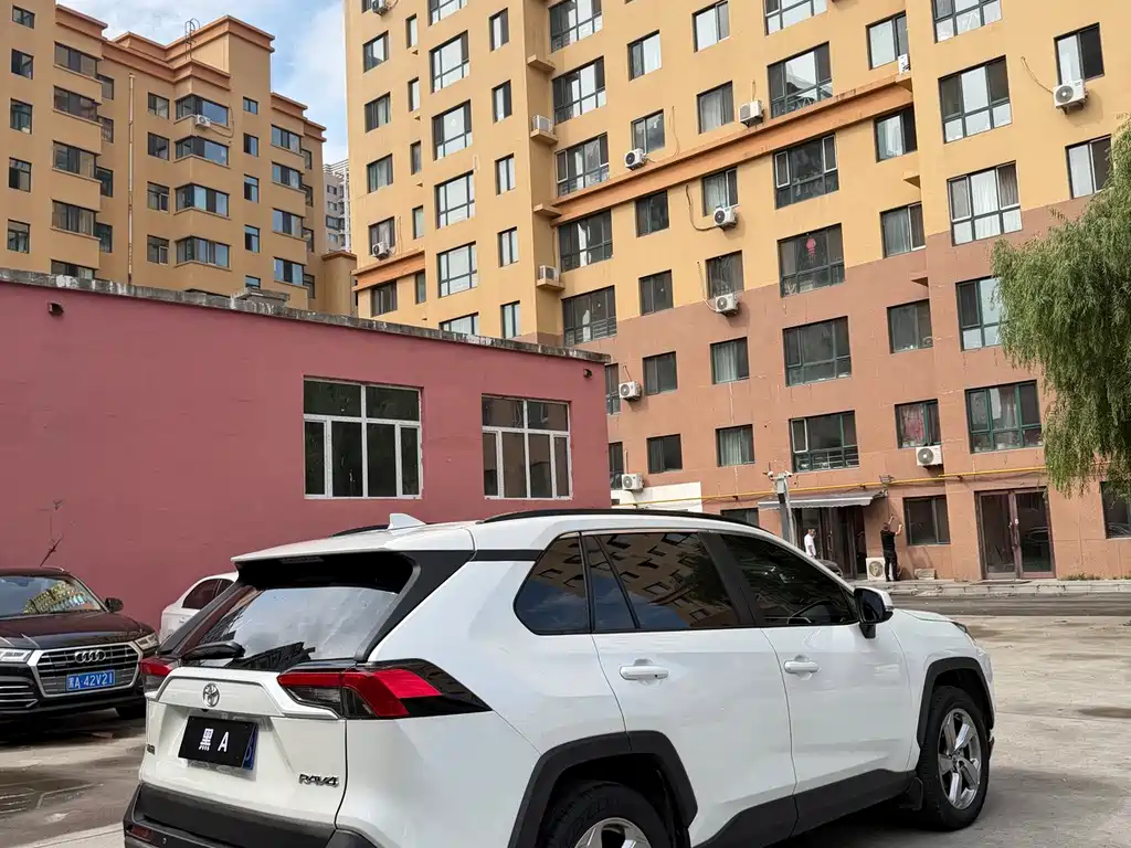 Toyota RAV4 — фото 9
