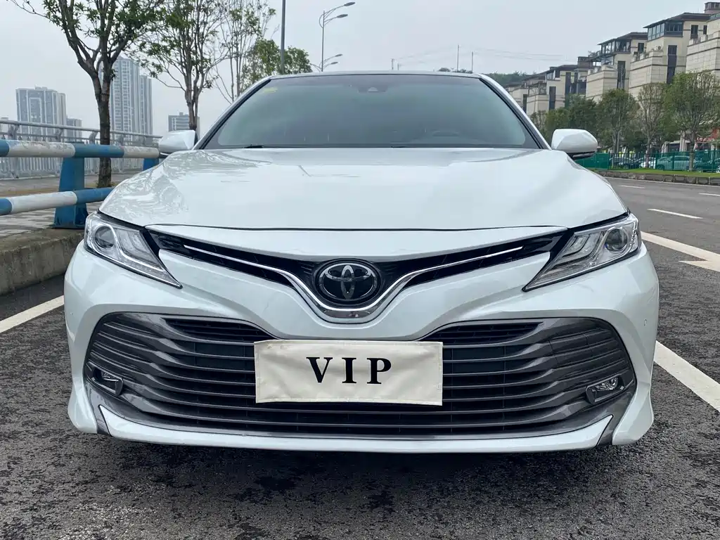 Toyota Camry — фото 2