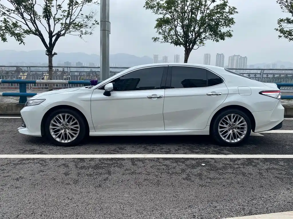 Toyota Camry — фото 3