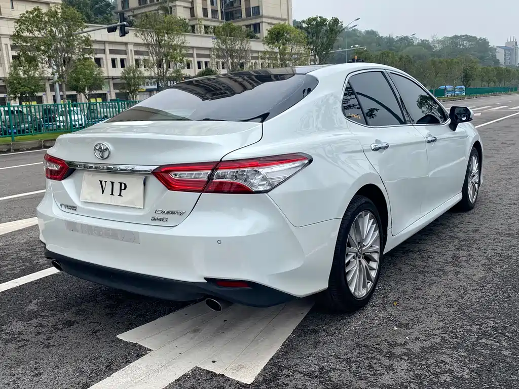 Toyota Camry — фото 5