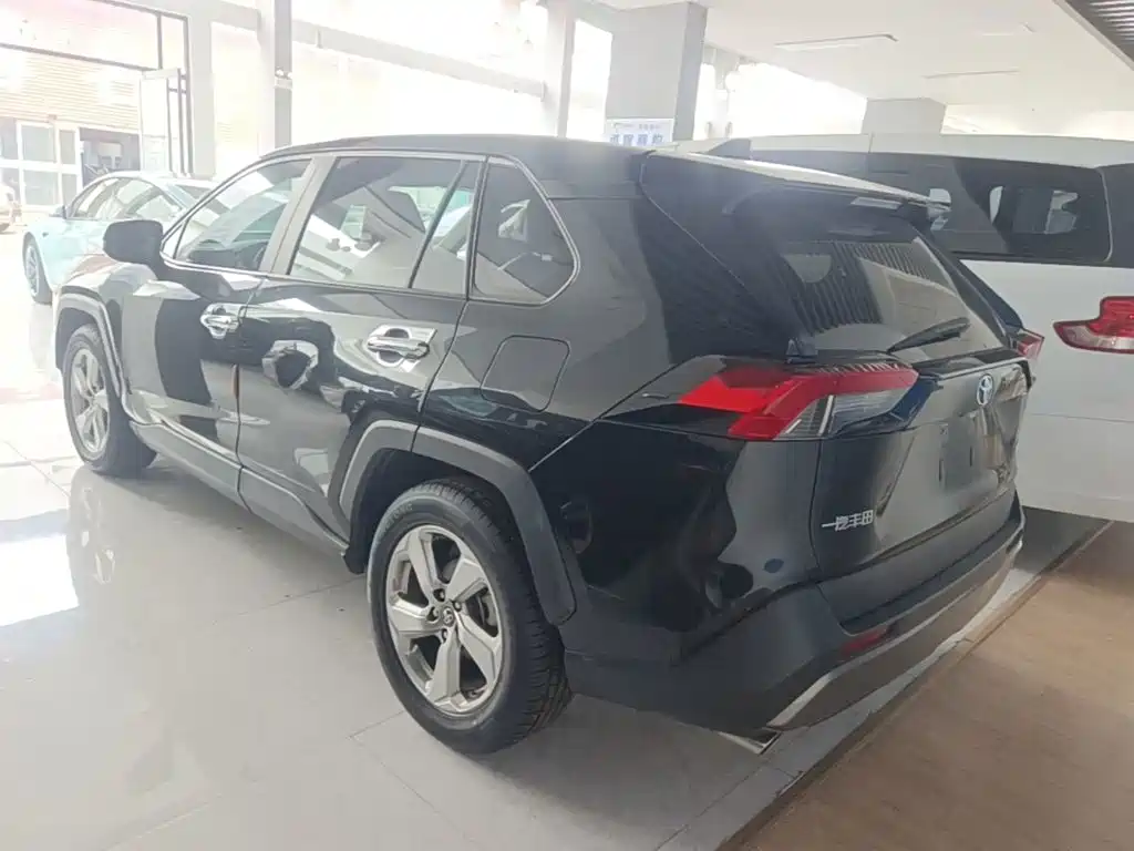 Toyota RAV4 — фото 5