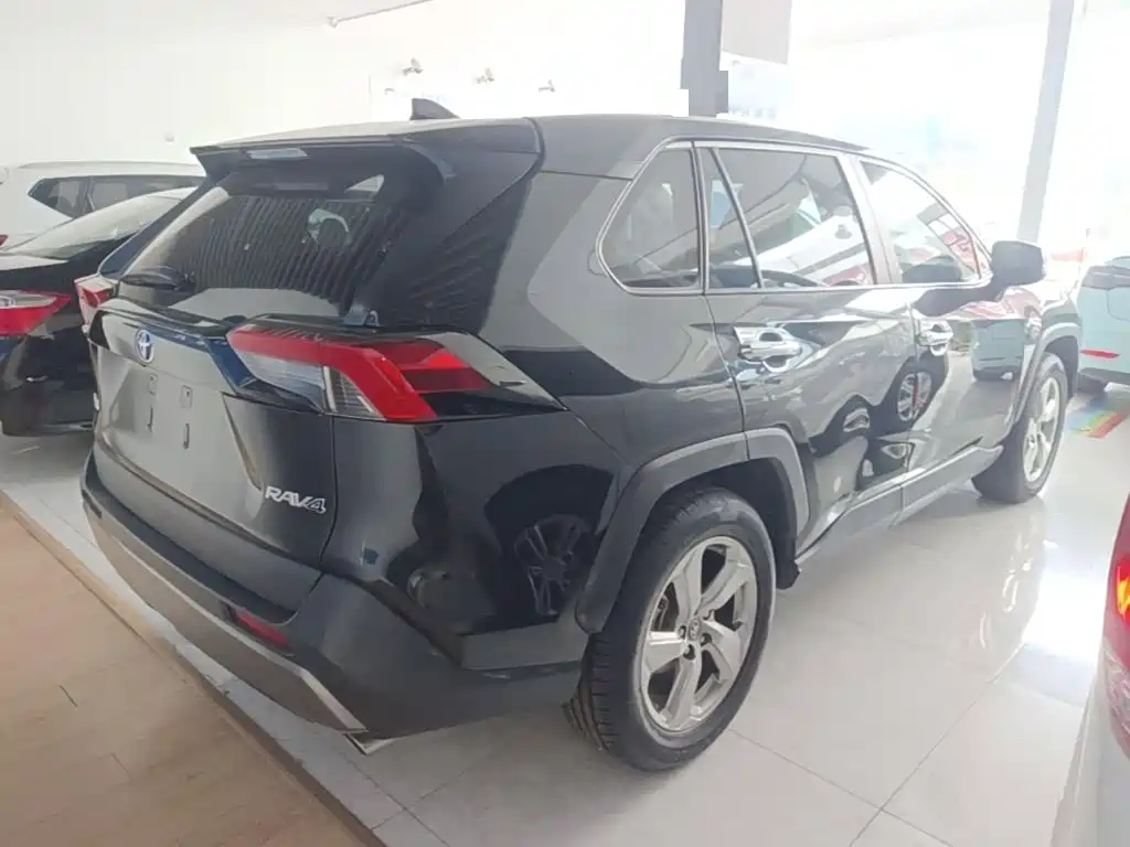 Toyota RAV4 — фото 7
