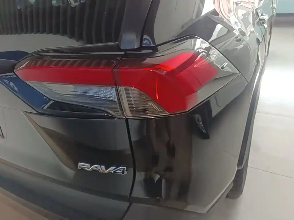 Toyota RAV4 — фото 8