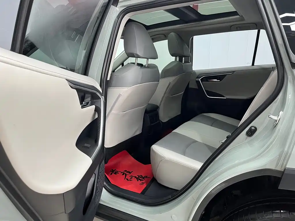Toyota RAV4 — фото 8