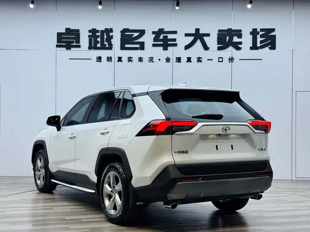Toyota RAV4 — фото 5