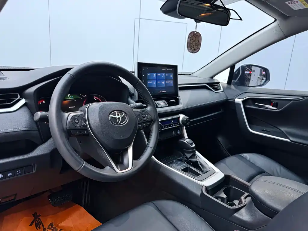 Toyota RAV4 — фото 8