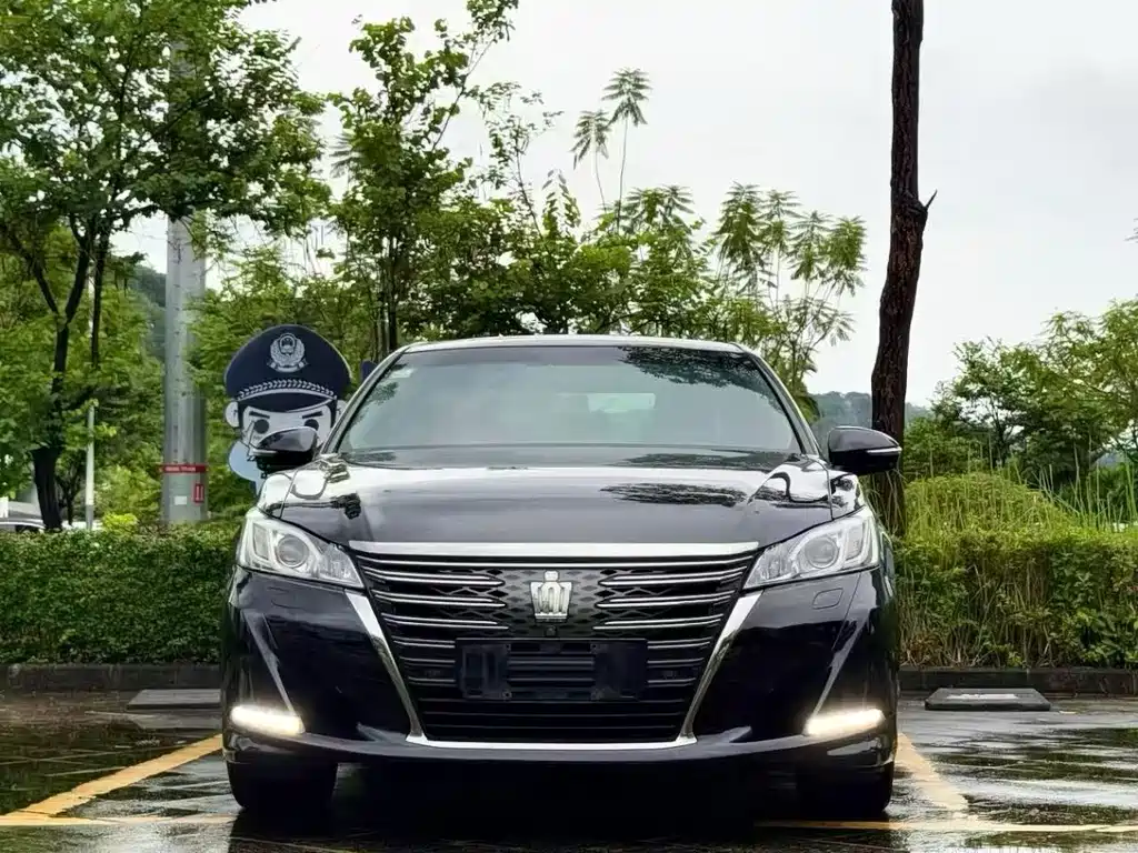Toyota Crown — фото 2